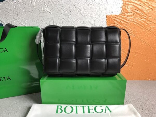 欲しい♡超限定♪ボッテガヴェネタ パデッドカセット コピー ショルダーバッグ ゴールド仕上げ 591970VCQR18425