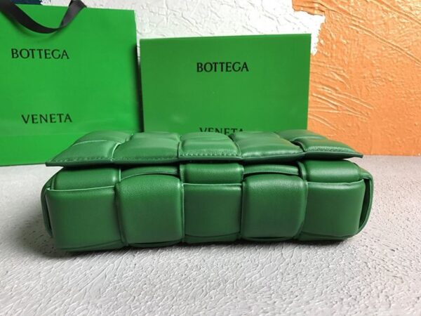 ボッテガヴェネタ スーパーコピー パデッドカセット ショルダーバッグ グリーン boz19602