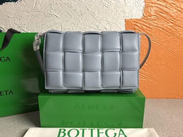 可愛いボッテガヴェネタ パデットカセット 偽物 ショルダーバッグ ムーングレイ bos27294