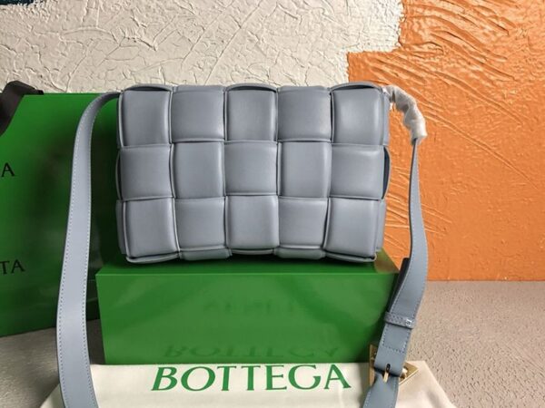 可愛いボッテガヴェネタ パデットカセット 偽物 ショルダーバッグ ムーングレイ bos27294