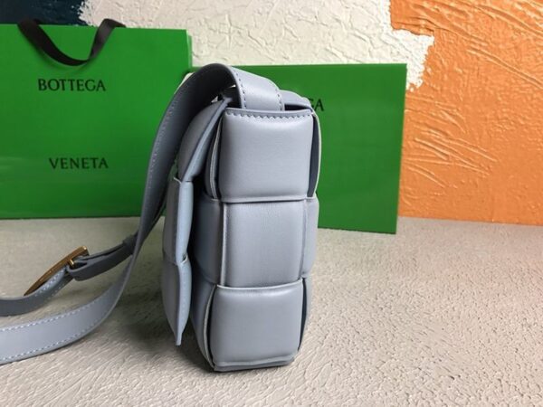 可愛いボッテガヴェネタ パデットカセット 偽物 ショルダーバッグ ムーングレイ bos27294