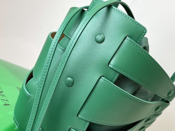 入手困難ボッテガヴェネタ 偽物 シェル ミディアムトートバッグ boe30660