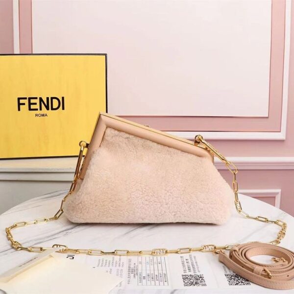 【日本未発売】フェンディ コピー ファースト スモール シープスキンバッグ fek00335