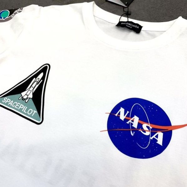 送料込バレンシアガ  × NASA 偽物 スペース ロゴ Tシャツ ホワイト bah41099