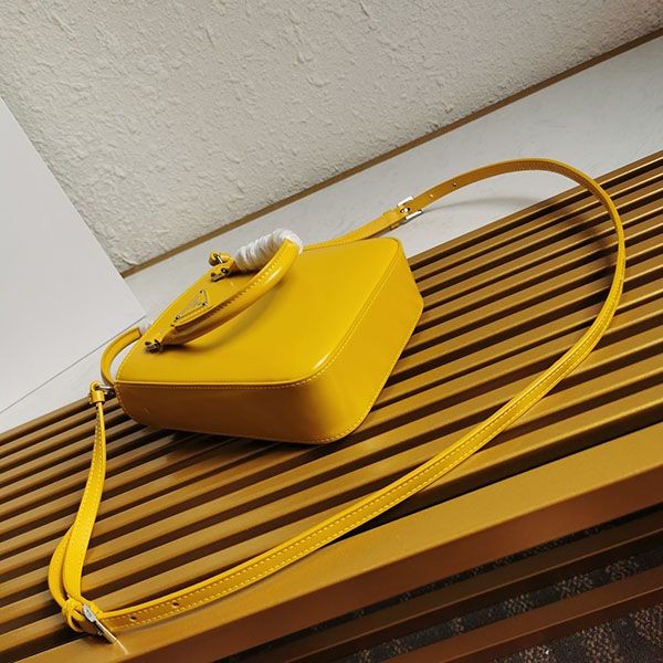 日本未入荷【プラダ】スモール ブラッシュドレザー コピートートバッグ pul09666