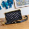 目を惹くカラー シャネル 偽物 ボーイ シャネル ショルダーバッグ shb25505