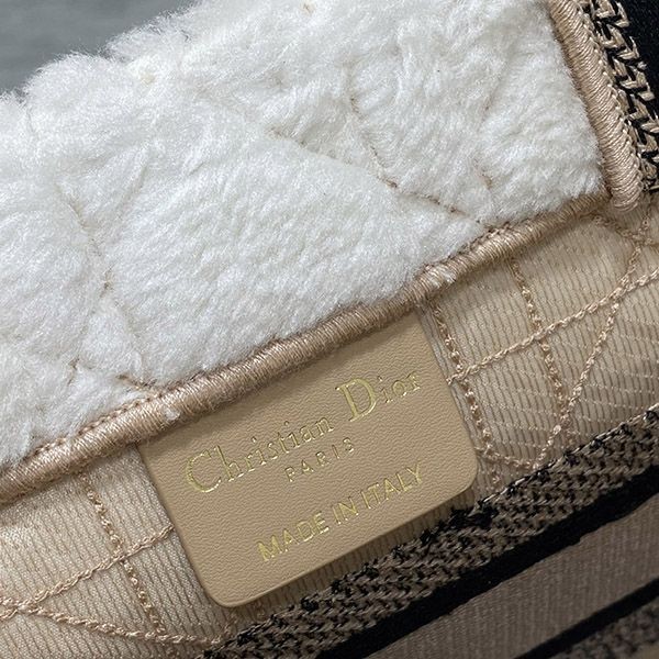 《大人気》ディオール BOOK TOTE トートバッグ 偽物 ミディアム dey17625