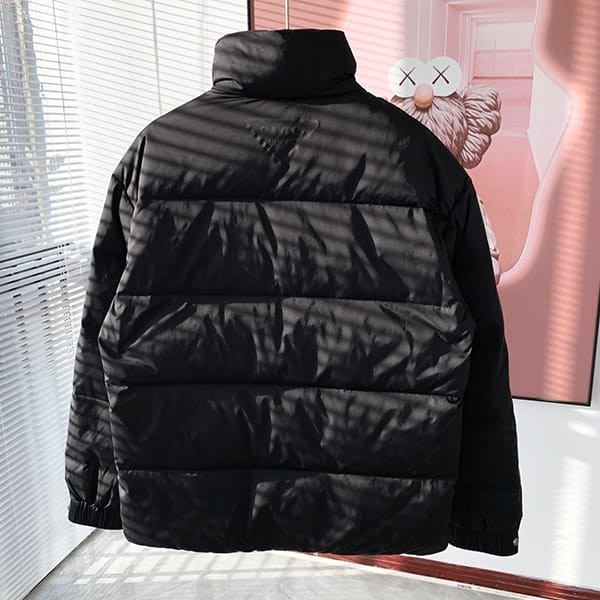 セレブ多数愛用プラダ 偽物 Re-Nylon リナイロン ショートダウンジャケット puz11991